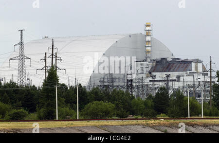 Kiev, Ucraina. Il 7 giugno, 2019. Una vista generale del nuovo confinamento sicuro oltre il quarto blocco della centrale nucleare di Cernobyl di Chernobyl, in Ucraina, il 7 giugno 2019. Il successo di un'U.S. Del HBO miniserie televisiva "Chernobyl' ha rinnovato interesse in tutto il mondo su dell'Ucraina 1986 catastrofe nucleare. Turismo a Cernobyl ha spiked 40% dopo il debutto della serie HBO in maggio, agenzie di giro riportato . Credito: ZUMA Press, Inc./Alamy Live News Foto Stock