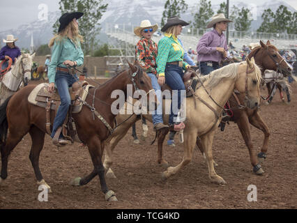 Heber City, Utah, Stati Uniti d'America. Il 7 giugno, 2019. Gli studenti a cavallo warm up prima di competere in Utah High School Rodeo Association Finals di Heber City Utah, Giugno 7, 2019. Gli studenti di tutto lo stato dello Utah si sono riuniti per competere in Barrel racing e Pole bending, Capra di legatura, Breakaway Roping, Mucca Taglio, Bull Riding, Bareback Riding, Saddle Bronc Riding, legare giù di roping, Steer wrestling, e Team roping. Credito: Natalie Behring/ZUMA filo/Alamy Live News Foto Stock