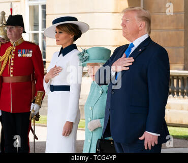 Londra, Regno Unito. 03 Giugno, 2019. Presidente Trump e la First Lady Melania Trump, uniti da BritainÕs Queen Elizabeth II, mettere le mani sul loro cuore per l'inno nazionale durante una cerimonia di benvenuto a Buckingham Palace Lunedì 3 Giugno, 2019, a Londra persone: presidente Donald Trump, Melania Trump, Queen Elizabeth II Credito: tempeste Media Group/Alamy Live News Foto Stock