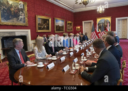 Londra, Regno Unito. 04 Giugno, 2019. Presidente Trump partecipa a una tavola rotonda aziendale con il Primo Ministro britannico Theresa Maggio a San JamesÕs Palace martedì 4 giugno, 2019, a Londra persone: presidente Donald Trump Credito: tempeste Media Group/Alamy Live News Foto Stock