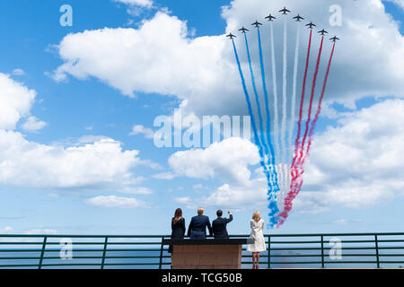 La Normandia, Francia. Il 6 giugno, 2019. Presidente Trump e la First Lady Melania Trump, uniti dal presidente francese Emmanuel Macron e sua moglie la signora Brigitte Macron, guardare un cavalcavia da una repubblica francese air dimostrazione di tallonamento del team rosso, bianco e blu fumo Giovedì, Giugno 6, 2019, in Normandia Cimitero Americano in Normandia, Francia. Persone: presidente Donald Trump Credito: tempeste Media Group/Alamy Live News Foto Stock