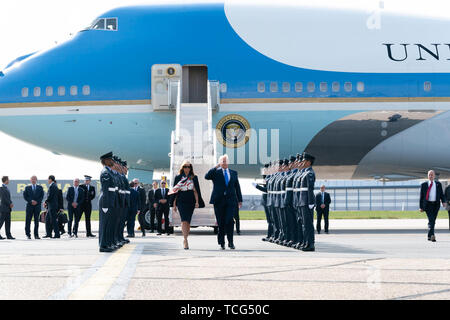 Londra, Regno Unito. 03 Giugno, 2019. Presidente Trump, uniti da First Lady Melania Trump, saluta un guardia d'onore dopo lo sbarco Air Force One all'Aeroporto Stansted di Londra lunedì 3 giugno, 2019, a Londra. Persone: presidente Donald Trump, First Lady Melania Trump Credito: tempeste Media Group/Alamy Live News Foto Stock