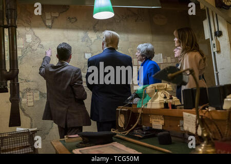 Londra, Regno Unito. 04 Giugno, 2019. Presidente Trump e la First Lady Melania Trump, insieme al Primo Ministro britannico Theresa Maggio e suo marito il Sig. Philip maggio, tour di Churchill War Rooms martedì 4 giugno, 2019, a Londra persone: presidente Donald Trump, Melania Trump Credito: tempeste Media Group/Alamy Live News Foto Stock