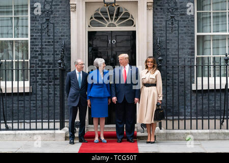 Londra, Regno Unito. 04 Giugno, 2019. Presidente Trump e la First Lady Melania Trump posano per una foto con il Primo Ministro britannico Theresa Maggio e suo marito il Sig. Philip maggio Martedì 4 giugno, 2019, al n. 10 Downing Street a Londra persone: presidente Donald Trump, Melania Trump, Theresa Maggio Credito: tempeste Media Group/Alamy Live News Foto Stock