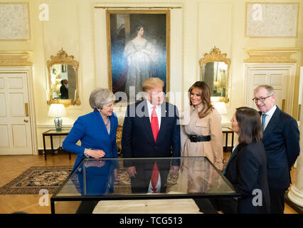 Londra, Regno Unito. 04 Giugno, 2019. Presidente Trump e la First Lady Melania Trump, accompagnato dal Primo ministro britannico Theresa Maggio e suo marito il Sig. Philip può visualizzare una copia della dichiarazione di indipendenza con Wendy Walker, l'Archivista della contea del West Sussex martedì 4 giugno, 2019, al n. 10 Downing Street a Londra persone: presidente Donald Trump, Theresa Maggio Credito: tempeste Media Group/Alamy Live News Foto Stock