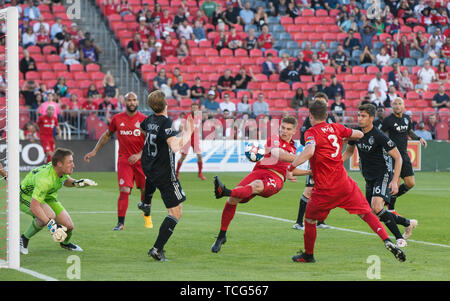 Toronto, Canada. Il 7 giugno, 2019. Liam Fraser (C) di Toronto FC manca un vicino-intervallo shot durante il 2019 Major League Soccer (MLS) corrispondono con Sporting Kansas City presso BMO Field a Toronto in Canada Giugno 7, 2019. La partita si è conclusa con un pareggio per 2-2. Credito: Zou Zheng/Xinhua/Alamy Live News Foto Stock