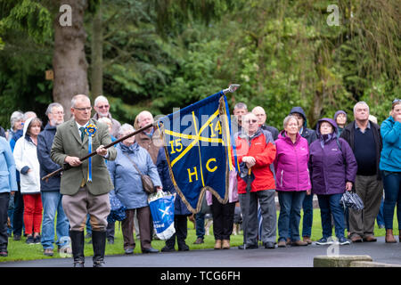 Ballyclare, Regno Unito. Il giorno 08 Giugno, 2019. Hawick comune 2019 Equitazione - Equitazione comune sabato didascalia: Hawick Equitazione comune deliberando Padre Alister (Joe) cali di Crawford il banner blu come segno di rispetto al Memoriale di guerra a Wilton Park durante Hawick Equitazione Comune di sabato 08 giugno 2019 a Hawick, Scottish Borders. Credito: Rob grigio/Alamy Live News Foto Stock