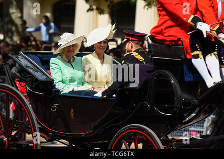 Londra, Regno Unito. 8 Giugno 2019. La duchessa di Cornovaglia, duchessa di Cambridge e il Duca di Sussex passano lungo il Mall, in sella a un open-top, il carro trainato da cavalli durante Trooping del colore sulla Queen's 93compleanno. Credito: Stephen Chung / Alamy Live News Foto Stock