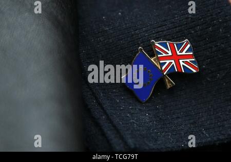 Pechino, Cina. 29 Mar, 2017. Foto scattata il 29 marzo 2017 mostra un badge con il Regno Unito e la bandiera UE indossata da un dimostrante a Londra, Gran Bretagna. Credito: Tim Irlanda/Xinhua/Alamy Live News Foto Stock