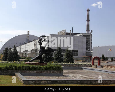 Kiev, Ucraina. Il 7 giugno, 2019. Una vista del nuovo confinamento sicuro oltre il quarto blocco della centrale nucleare di Cernobyl di Chernobyl, in Ucraina, il 7 giugno 2019. Il successo di un'U.S. Del HBO miniserie televisiva "Chernobyl' ha rinnovato interesse in tutto il mondo su dell'Ucraina 1986 catastrofe nucleare. Turismo a Cernobyl ha spiked 40% dopo il debutto della serie HBO in maggio, agenzie di giro segnalati. Credito: ZUMA Press, Inc./Alamy Live News Foto Stock