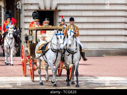 Londra, Regno Unito. Il giorno 08 Giugno, 2019. Queen Elizabeth II lascia a Buckingham Palace a Londra, a giugno 08, 2019, la Sfilata delle Guardie a Cavallo per partecipare Trooping il colore, il compleanno di Queens Parade foto : Albert Nieboer / Paesi Bassi / point de vue OUT | Credit: dpa picture alliance/Alamy Live News Foto Stock