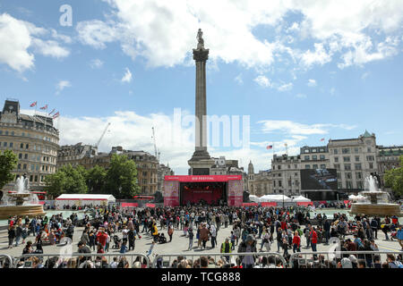 Trafalgar Square, Londra, Regno Unito. 8 Giugno 2019. Ballerini e musicisti sul palco come la folla gregge a Trafalgar Square per la festa di Eid. Penelope Barritt/Alamy Live News Foto Stock