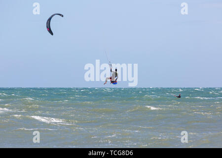 Bournemouth, Dorset, Regno Unito. 8 giugno 2019. Meteo per il Regno Unito: I kitesurfers possono sfruttare al massimo una giornata ventosa a Bournemouth con forti venti, sole e docce che creano onde grandi e condizioni ideali per il kitesurf in aria. Kitesurfers kite surfers kite surfer kiteboarder kite boarder kitesurfer kite surf kitesurf kite boarder kitesurf. Credit: Carolyn Jenkins/Alamy Live News Foto Stock