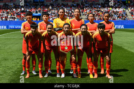 Rennes, Francia. 8 Giugno, 2019. I giocatori della squadra Cina line up prima del gruppo B match tra la Germania e la Cina al 2019 FIFA Coppa del Mondo Femminile a Rennes, Francia, giugno 8, 2019. Credito: Mao Siqian/Xinhua/Alamy Live News Foto Stock