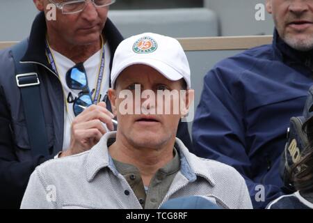 Parigi, Francia. Il giorno 08 Giugno, 2019. Parigi, SE - 08.06.2019: ROLAND GARROS 2019 - Attore Woody Harrelson in un match al 2019 Roland Garros torneo tenutasi a Parigi, in Francia. (Foto: Andre Chaco/Fotoarena) Credito: Foto Arena LTDA/Alamy Live News Foto Stock