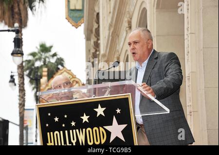 Los Angeles, CA, Stati Uniti d'America. Il 7 giugno, 2019. Matthew Arkin alla cerimonia di induzione per la stella sulla Hollywood Walk of Fame di Alan Arkin, Hollywood Boulevard, Los Angeles, CA Giugno 7, 2019. Credito: Michael Germana/Everett raccolta/Alamy Live News Foto Stock