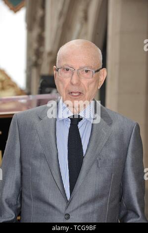 Los Angeles, CA, Stati Uniti d'America. Il 7 giugno, 2019. Alan Arkin alla cerimonia di induzione per la stella sulla Hollywood Walk of Fame di Alan Arkin, Hollywood Boulevard, Los Angeles, CA Giugno 7, 2019. Credito: Michael Germana/Everett raccolta/Alamy Live News Foto Stock