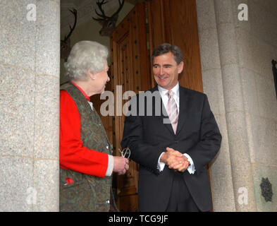 Aberdeen, Aberdeenshire, Regno Unito. 5 Ottobre, 2009. Sua Maestà la Regina Elisabetta II invita il Premier del Victoria Australia, JOHN BRUMBY e sua moglie, ROSMARINO MACKENZIE, al Castello di Balmoral in Scozia.Il Premier è convocato per discutere la fatale bushfires vittoriano.Il Premier presenta un ginocchio tartan rug, cravatte per il principe Filippo e nipoti e un foulard per la principessa reale e un foulard per la sua maestà, tutti nel nuovo tartan Vittoriano. Credito: Jayne Russell/ZUMA filo/Alamy Live News Foto Stock