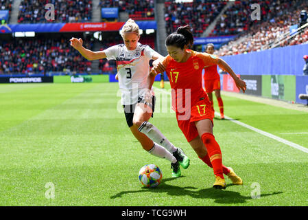 Rennes, Frankreich. Il giorno 08 Giugno, 2019. duelli d03Yasha Gu (Cina PR) (17), 08.06.2019, Rennes (Francia), calcio, fifa, Coppa del Mondo Donne 2019, Germania - Cina, FIFA VIETANO QUALSIASI USO DI FOTOGRAFIE come sequenze di immagini e/o quasi video. | Utilizzo di credito in tutto il mondo: dpa/Alamy Live News Foto Stock