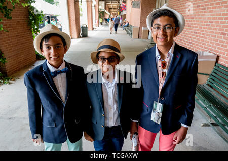 Elmont, NY, STATI UNITI D'AMERICA. 8 Giugno, 2019. Giugno 8, 2019 : fan posano per una foto su Belmont Stakes Festival sabato a Belmont Park di Elmont, New York. Scott Serio/Eclipse Sportswire/CSM/Alamy Live News Foto Stock