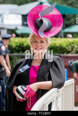 Elmont, NY, STATI UNITI D'AMERICA. 8 Giugno, 2019. Giugno 8, 2019 : Una donna abiti fino a Belmont Stakes Festival sabato a Belmont Park di Elmont, New York. Scott Serio/Eclipse Sportswire/CSM/Alamy Live News Foto Stock