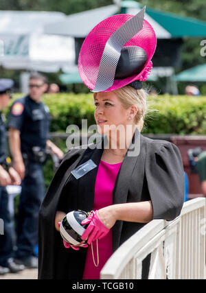 Elmont, NY, STATI UNITI D'AMERICA. 8 Giugno, 2019. Giugno 8, 2019 : Una donna abiti fino a Belmont Stakes Festival sabato a Belmont Park di Elmont, New York. Scott Serio/Eclipse Sportswire/CSM/Alamy Live News Foto Stock