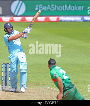 CARDIFF, Galles. 08 giugno 2019: Liam Plunkett di Inghilterra colpisce la palla per quattro piste durante l'Inghilterra v Bangladesh, ICC Cricket World Cup Match, a Cardiff Galles Stadium di Cardiff, Galles. Credito: Cal Sport Media/Alamy Live News Foto Stock