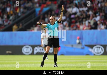 Rennes, Francia. Il giorno 08 Giugno, 2019. firo: 08.06.2019, calcio, donne, signori, 2018/2019, della Coppa del Mondo FIFA in Francia, Coppa del Mondo Donne, squadra nazionale, Germania, GER - Cina 1: 0 refereein Marie-Soleil BEAUDOIN, gesto | Credit: dpa/Alamy Live News Foto Stock