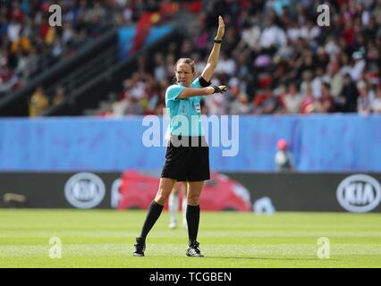 Rennes, Francia. Il giorno 08 Giugno, 2019. firo: 08.06.2019, calcio, donne, signori, 2018/2019, della Coppa del Mondo FIFA in Francia, Coppa del Mondo Donne, squadra nazionale, Germania, GER - Cina 1: 0 refereein Marie-Soleil BEAUDOIN, gesto | Credit: dpa/Alamy Live News Foto Stock