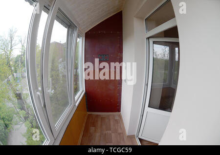 Metallo-plastico di porte e finestre nella loggia o balcone. Una vista dall'interno Foto Stock