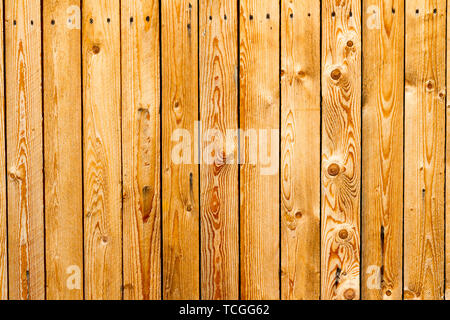 Immagine di sfondo di nuovo giallo staccionata in legno. Foto Stock