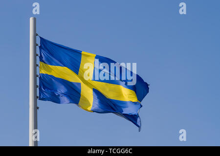 Bandiera della Svezia è sventolata davanti al cielo blu Foto Stock