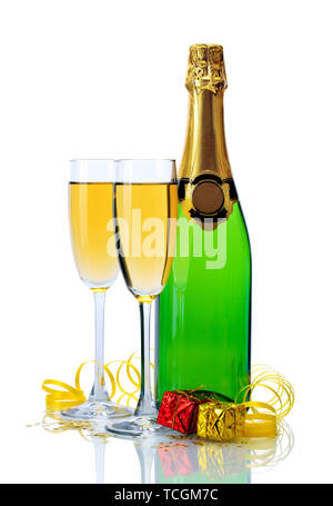 Bicchieri e una bottiglia di champagne, doni e serpentino isolato su un bianco Foto Stock
