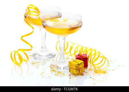 Bicchieri di champagne, doni e serpentino isolato su un bianco Foto Stock