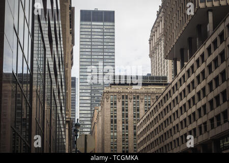 Tra i blocchi in New York City accanto alla Grand Central station - Urbanscape Foto Stock