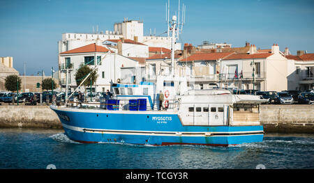 Sables d'Olonne, Francia - 27 Novembre 2016: Myosotis barca da pesca che entra nel porto di ritorno per la pesca in un giorno di caduta Foto Stock