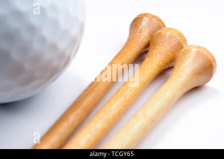 Tre tee da golf con una pallina da golf a lato. Foto Stock