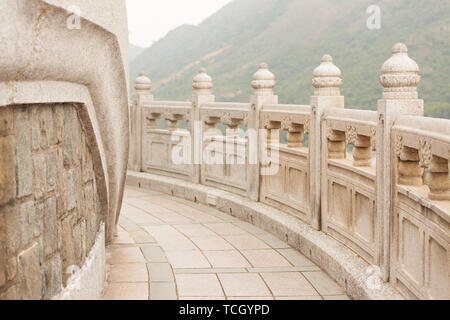 Passerella di pietra intorno a Big Buddha hong kong Foto Stock