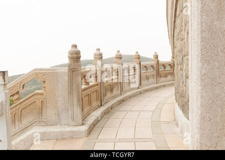 Passerella di pietra intorno a Big Buddha hong kong Foto Stock