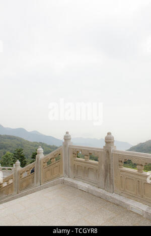 Passerella di pietra intorno a Big Buddha hong kong Foto Stock