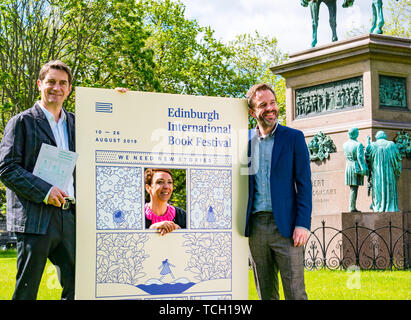 Nick Orzo, Direttore, Janet Smyth & Roland Gulliver lanciare il 2019 Edinburgh International Book Festival programma, Charlotte Square Gard Foto Stock