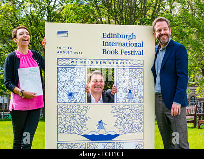 Nick Orzo, Direttore, Janet Smyth & Roland Gulliver lanciare il 2019 Edinburgh International Book Festival programma, Charlotte Square Gardens, Scot Foto Stock