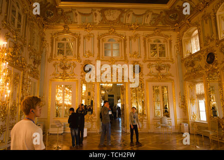 Sontuoso interno del Palazzo di Peterhof, Petrodvorets, San Pietroburgo, Russia Foto Stock