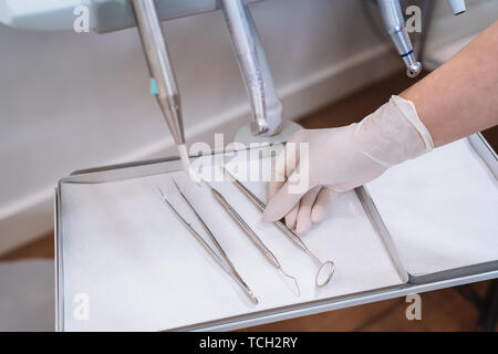 Moderno ufficio medico di odontoiatria. Dentista usando un Strumenti, MONOSPAZZOLA ALTA VELOCITÁ nel suo consultare. Foto Stock