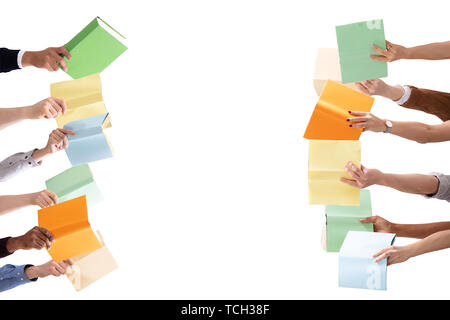 Gruppo di persone che la mano che tiene libri colorati contro isolati su sfondo bianco Foto Stock