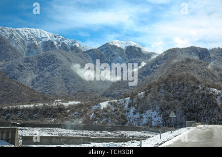 Snow gum alberi coperti montagne innevate dell'Azerbaigian nel periodo di alta stagione sciistica in inverno con un sacco di neve che ricoprono le gamme della montagna . Strada . Snowy bald m Foto Stock