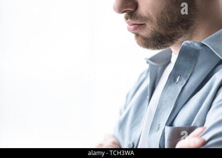 Vista parziale del barbuto Uomo in camicia a casa Foto Stock