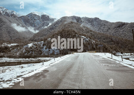 Montagna di neve calva. Montagna calva nevosa . Neve alberi coperto Snowy montagne Azerbaigian durante alta stagione sciistica in inverno con un sacco di neve Foto Stock