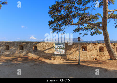 La fortezza veneziana della Fortezza sulla collina presso la vecchia città di Rethimno, Creta, Grecia. Foto Stock