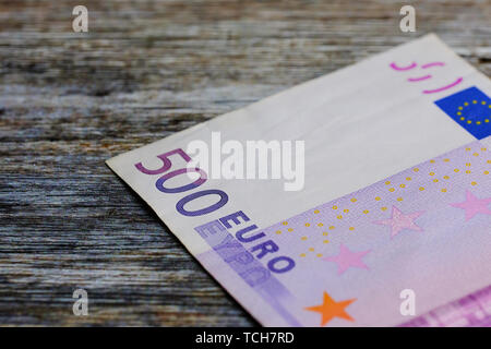 Foto macro di cinquecento Euro banconota contro di legno sfondo marrone Foto Stock